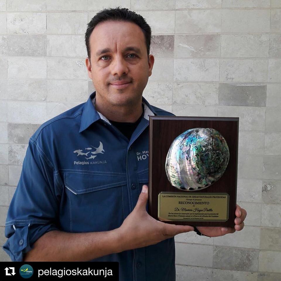 El Dr. Mauricio Hoyos recibe un reconocimiento por parte de la Comisión Nacional de Áreas Naturales Protegidas - Fotoplaneta